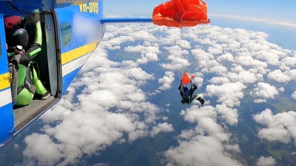 momentul in care parasuta unui skydiver se infasoara pe aripa avionului si ramane blocat in timpul zborului