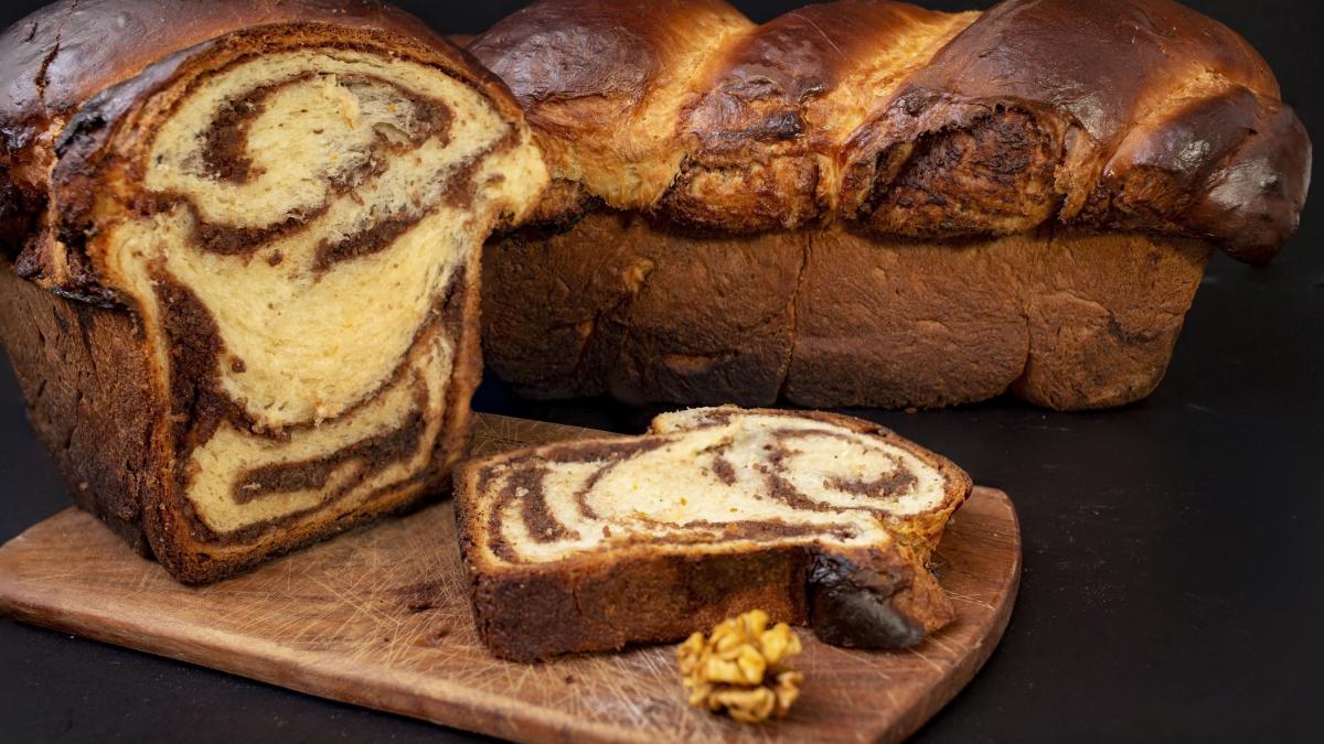 Şapte milioane de cozonaci vor fi puşi în vânzare, în România, pentru Crăciunul 2025. Distribuitorii, acuzaţi că i-au scumpit