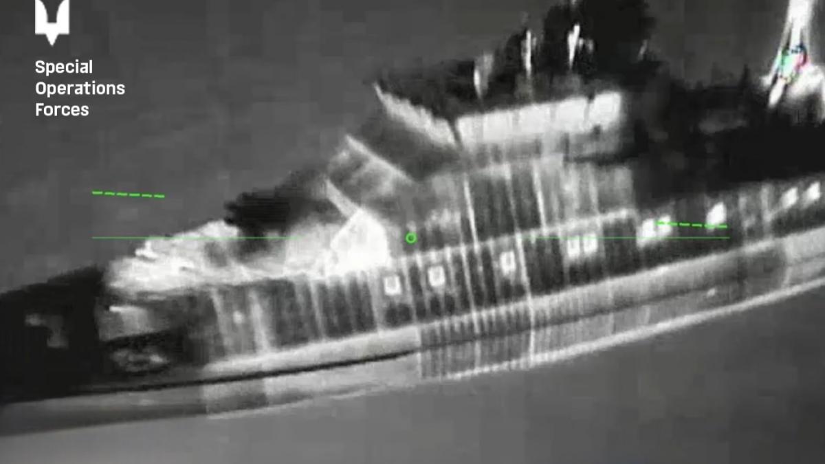 Ucrainenii au lovit cu drone kamikaze o navă de patrulare rusă și o platformă petrolieră în Marea Caspică