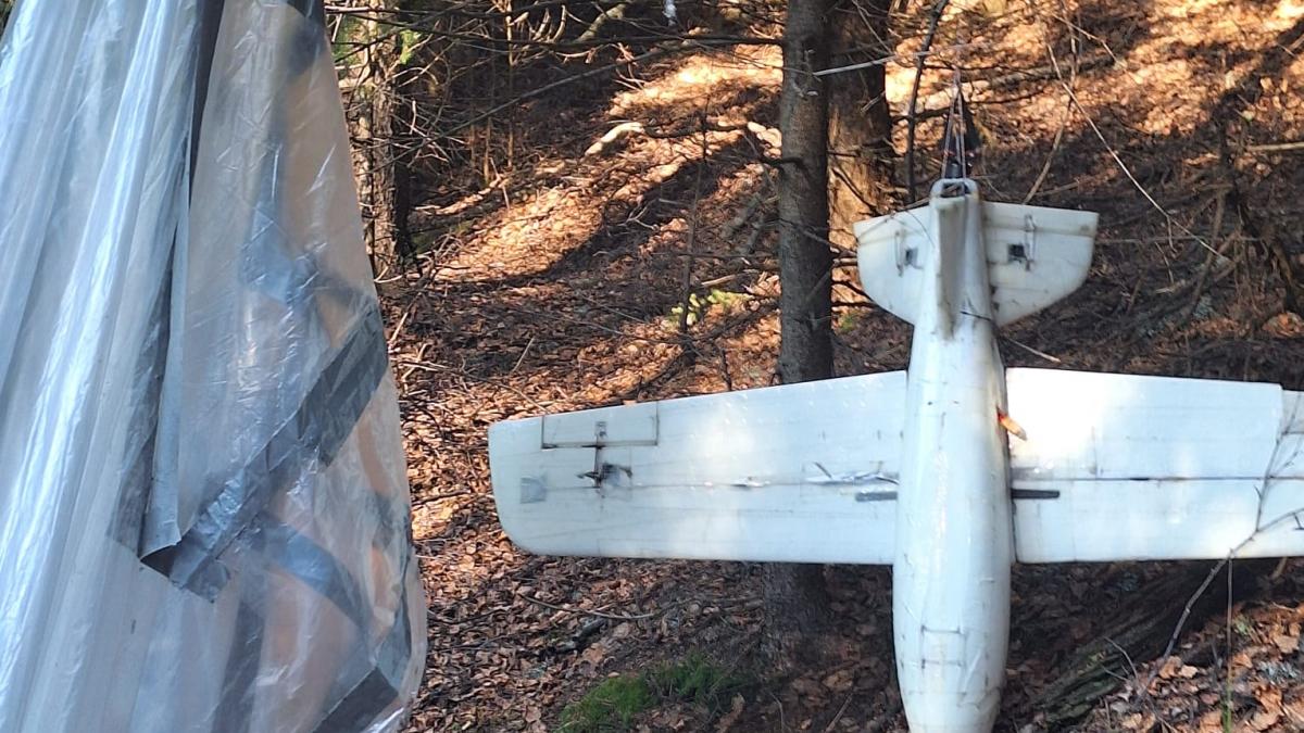 Alertă în Argeș. O dronă a fost găsită prăbușită într-o pădure, cu o parașută atașată de ea