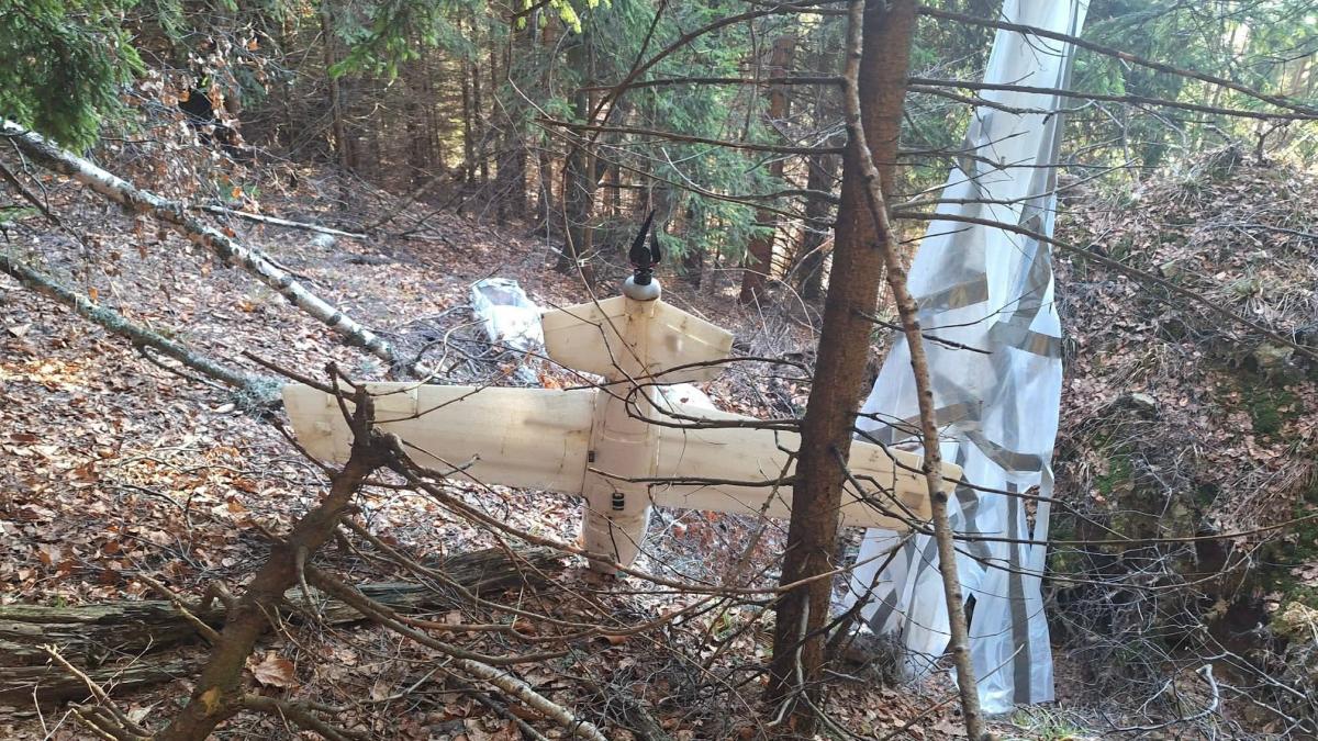 alerta in arges o drona a fost gasita prabusita intr o padure cu o parasuta atasata de ea