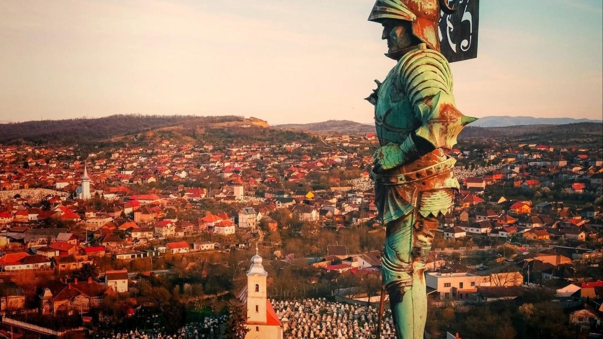 Arheologii au făcut o descoperire rară la Castelul Corvinilor. O casetă misterioasă a ieșit de sub talpa statuii lui Iancu de Hunedoara