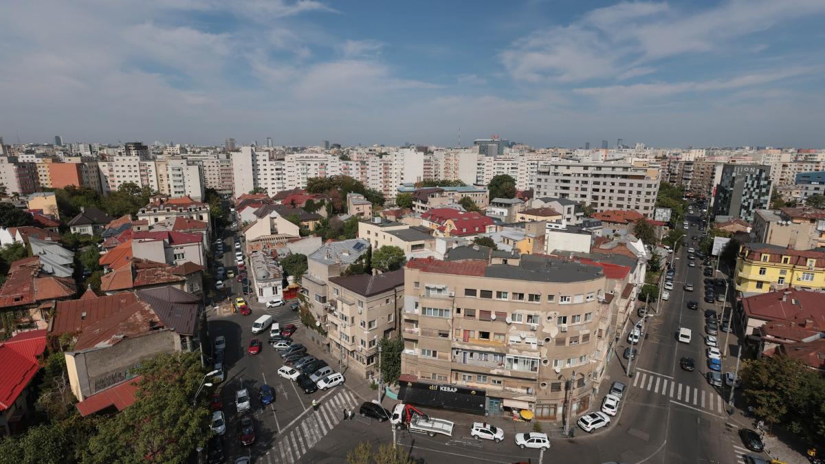 cine plateste reparatia acoperisului la bloc conform legii ce optiuni au proprietarii carora le ploua in casa