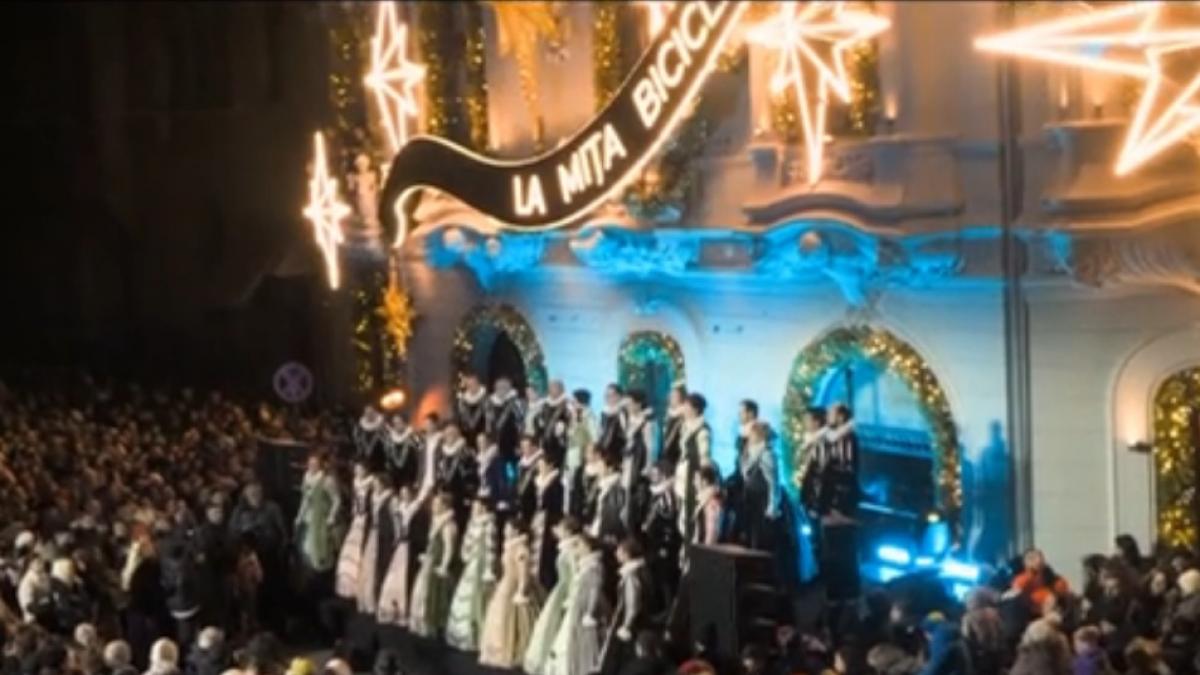 Mii de oameni au participat la concertul de colinde al Corului Madrigal, în aer liber, în faţa Casei Mița Biciclista