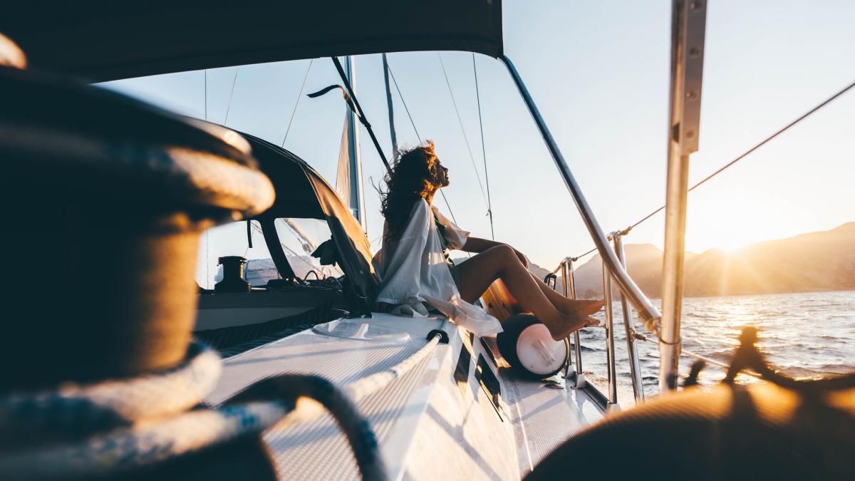 o asistenta locuieste cu familia pe un iaht si la cateva saptamani face naveta la spital din opt ture si a acoperit toate facturile