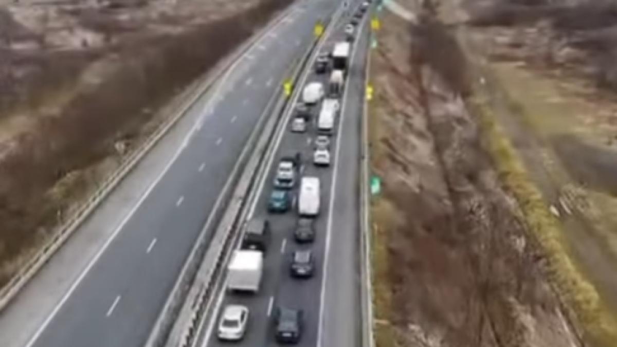 s a format o coloana de masini de 11 kilometri la intrarea in tara la vama nadlac rutele ocolitoare recomandate de politisti