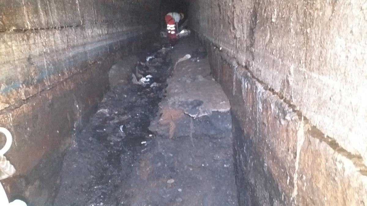 aproximativ 100 de tone de grasime au fost descoperite in canalizarea din estul londrei fatberg ul a blocat tevile