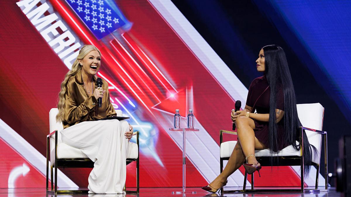 Cântăreața Nicki Minaj l-a făcut „asasin” pe JD Vance în timp ce îl lăuda, pe scenă. Cum a reacționat când și-a dat seama ce a zis