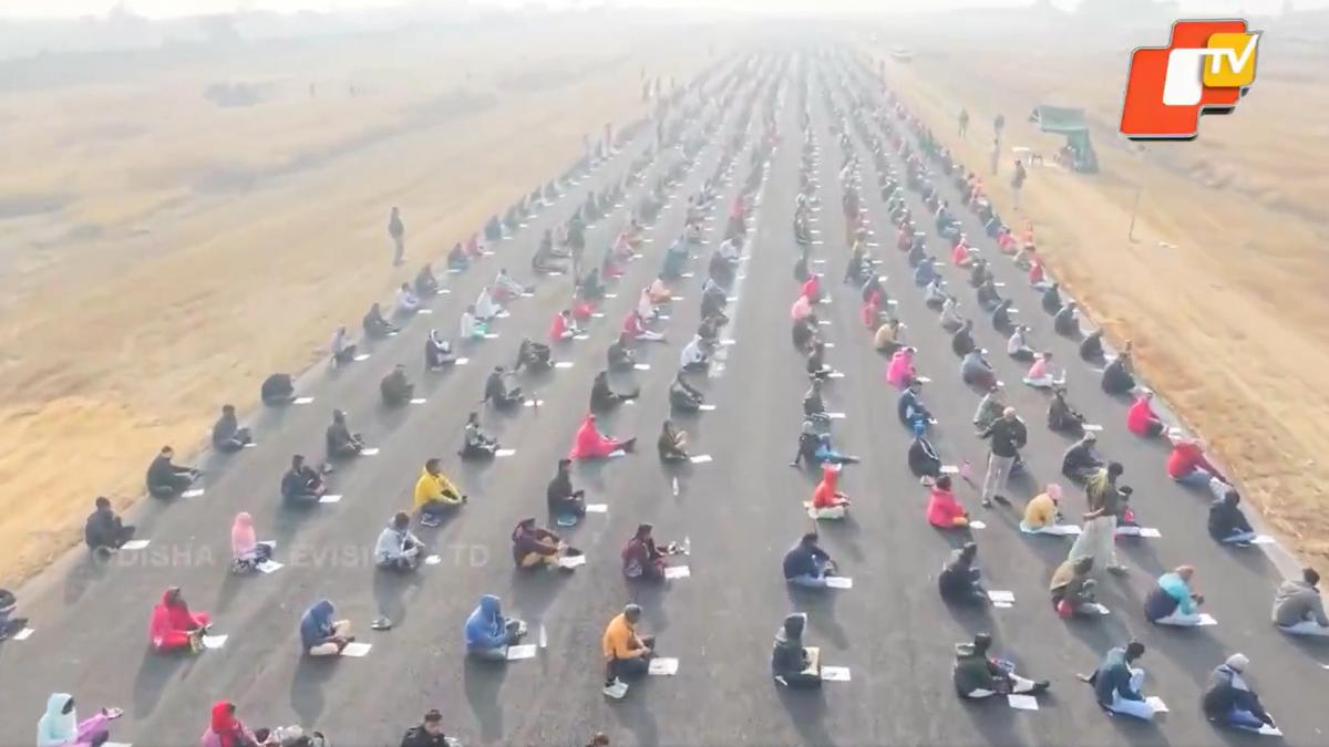 Examen ținut pe pista unui aeroport din cauza numărului mare de participanți. Pentru ce post au concurat 8.000 de candidați