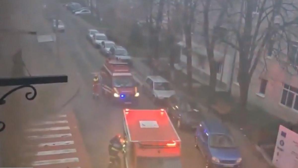 explozie puternica urmata de un incendiu intr un bloc din focsani mai multe victime au fost duse la spital