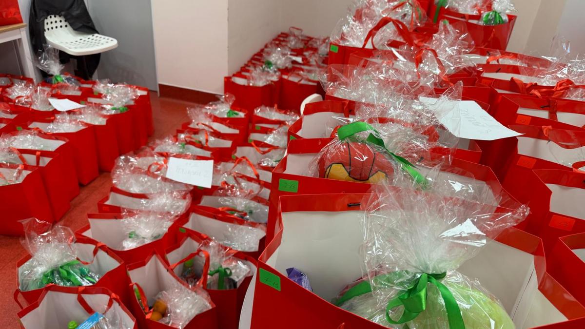 jucarii si bunatati pentru 300 de copii internati la spitalele grigore alexandrescu si dr victor gomoiu din partea lui mos craciun