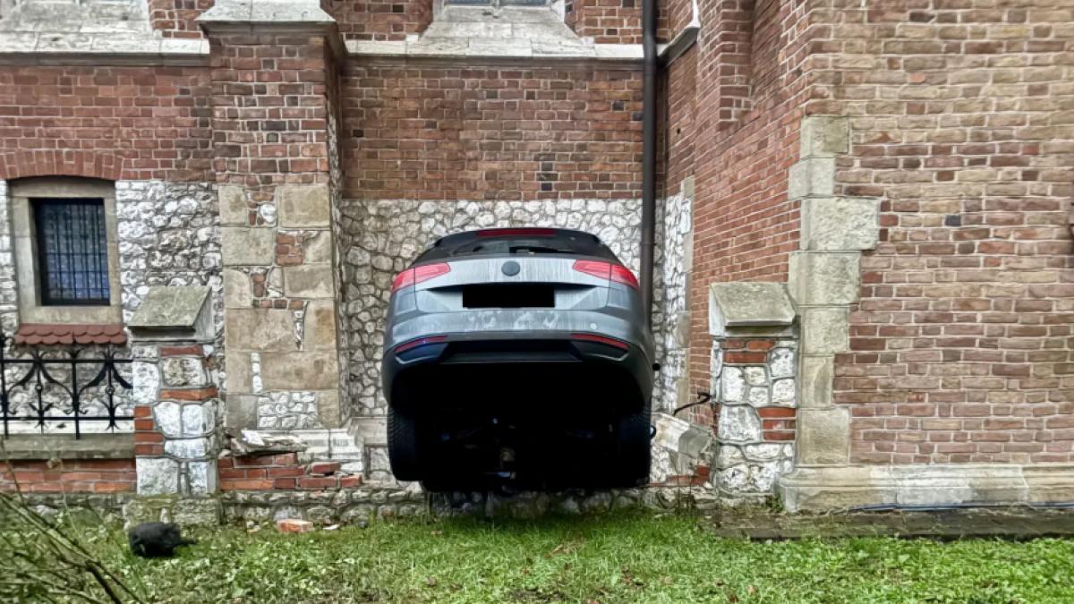 Un șofer beat a intrat cu mașina într-o biserică veche de 700 de ani. Poliția a așteptat să se trezească ca să afle ce s-a întâmplat