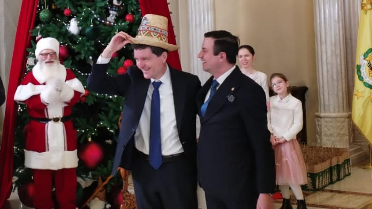 cozonaci si colinde la cotroceni imagini amuzante cu nicusor dan si grupurile de colindatori