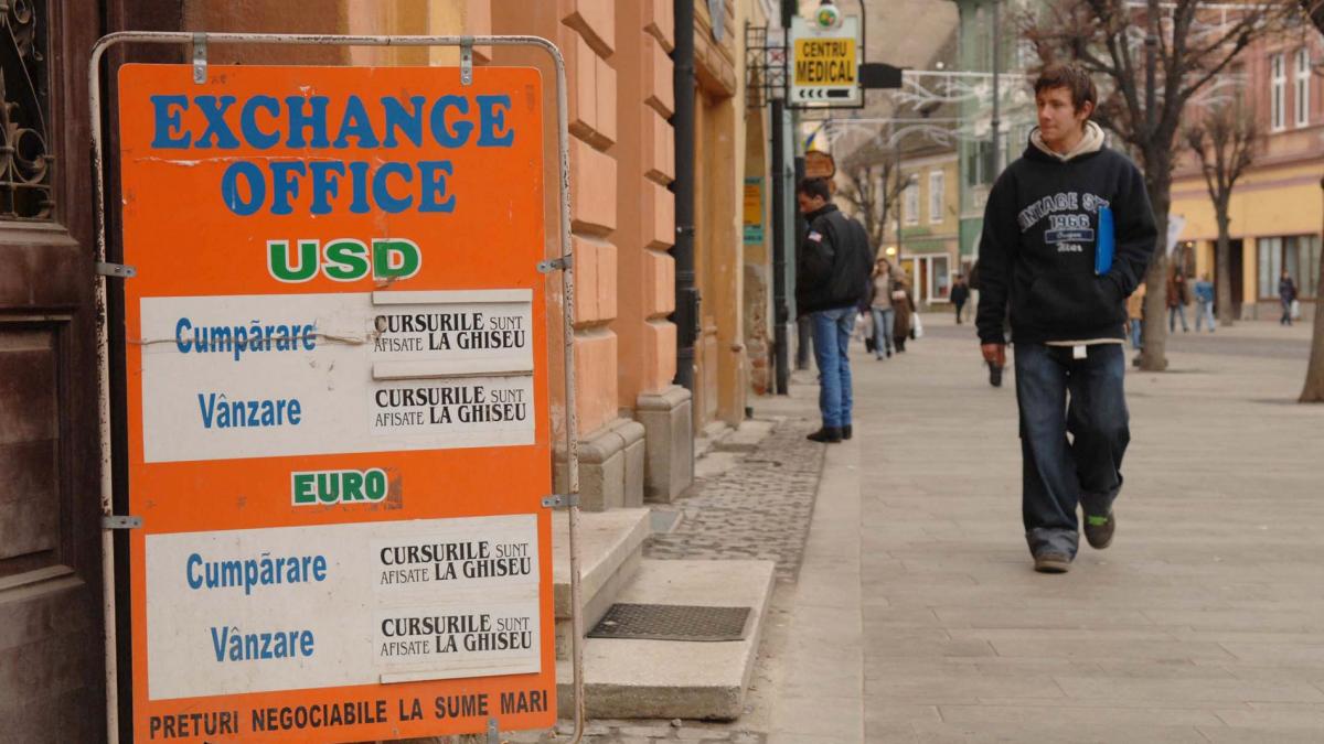 Leul s-a depreciat, marţi, în raport cu euro, dar a crescut faţă de dolarul american. Cât de mult s-a scumpit gramul de aur