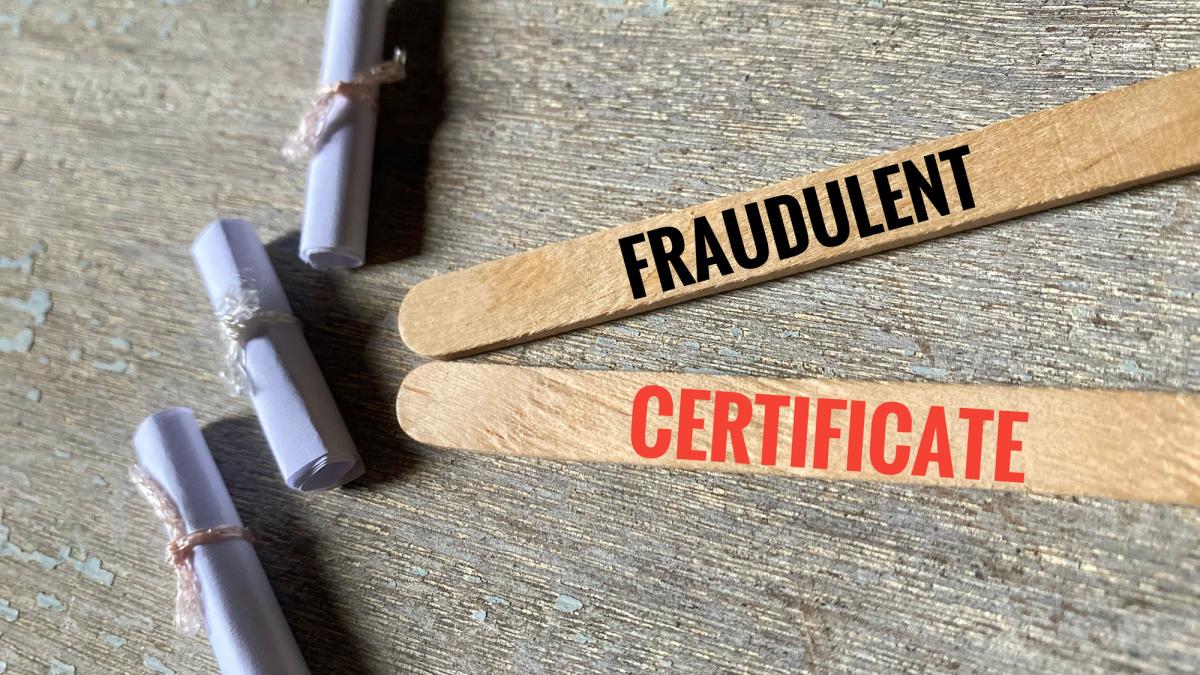 Ambasadorul Poloniei la Paris a fost suspendat din funcţie. Este anchetat într-un dosar privind diplome false