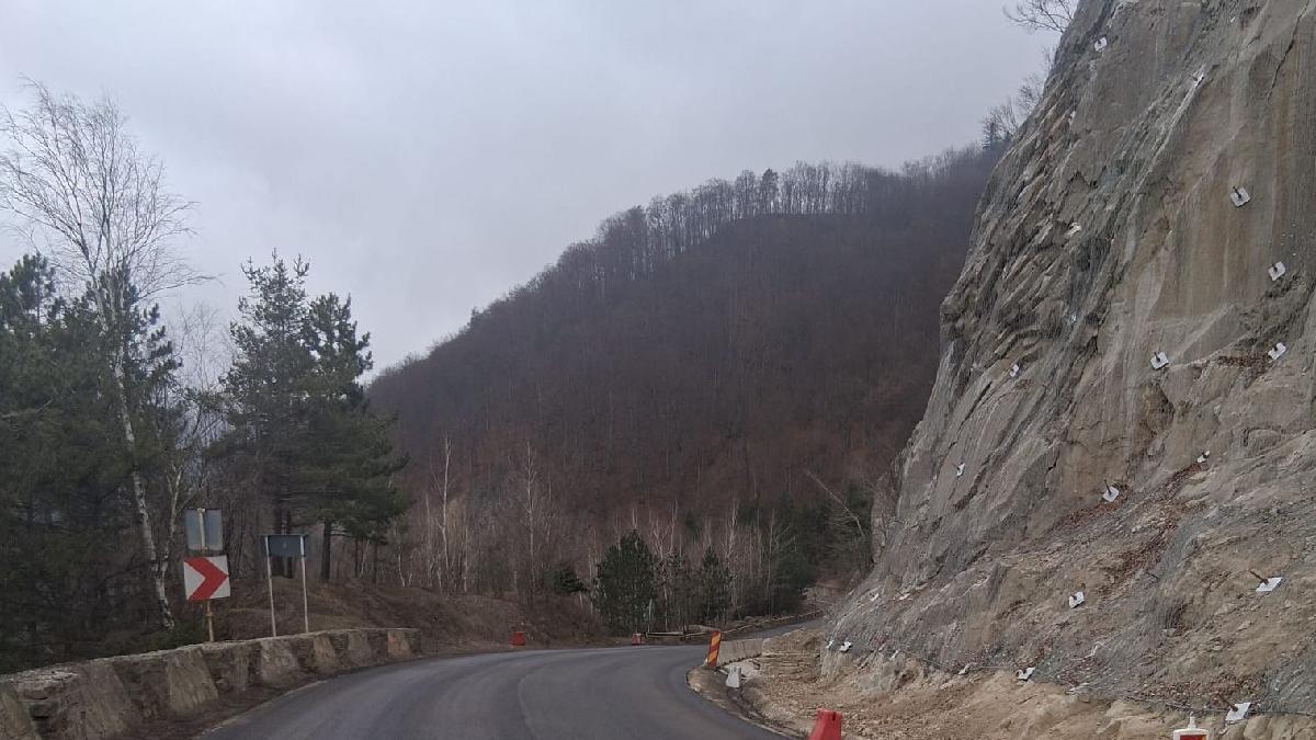 CNAIR: Circulație fără restricții pe DN 10, la Siriu, după finalizarea lucrărilor de consolidare a versantului