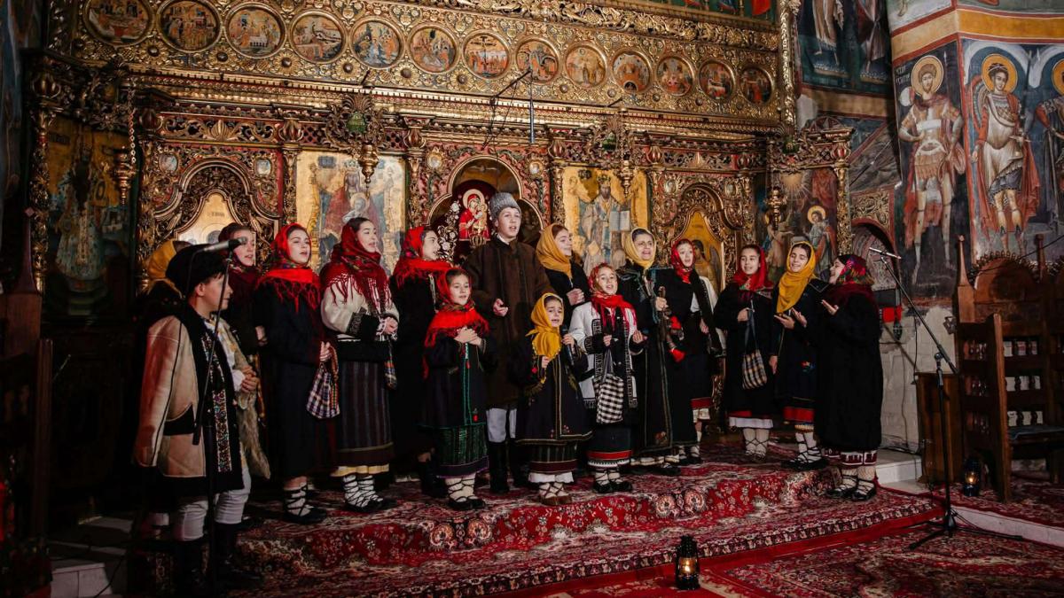 colindele au rasunat din nou la manastirea moldovita fundatia dan voiculescu aduce bucurie copiilor din nordul moldovei