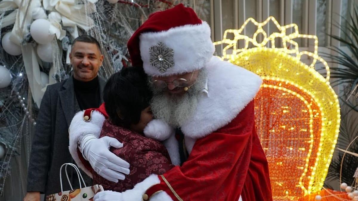 Swiss Clinics și Valentin Burada aduc magia Crăciunului în inimile copiilor din centrele de zi, împreună cu DGASPC și ONG-uri partenere