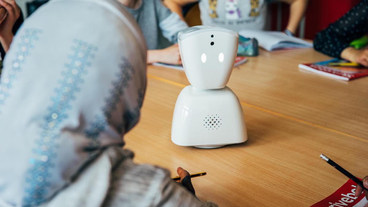 un robot norvegian ii ajuta pe copiii bolnavi sa mearga la scoala si sa nu mai fie singuri
