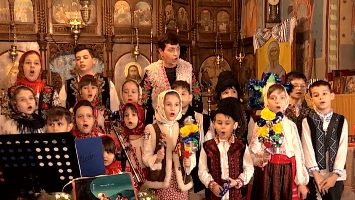 A fost o seară de poveste la o biserică din Prahova. Moș Crăciun a adus daruri și zâmbete