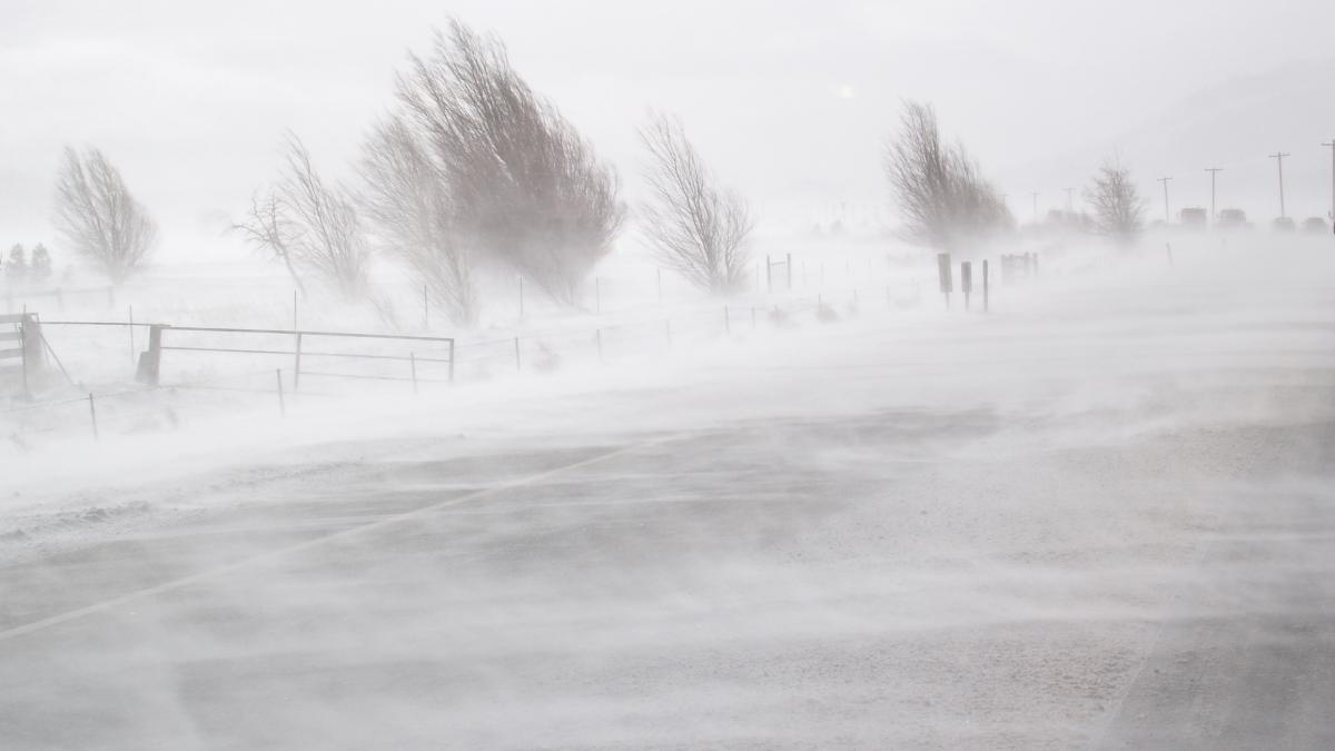 alerta anm e cod portocaliu de viscol in doua judete vantul bate cu 120 km h si troieneste zapada