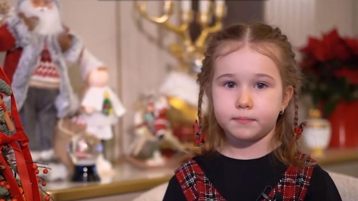 Povestea impresionantă a Clarei: La doar 5 ani, uimeşte cu memoria sa şi a spus legenda Naşterii Domnului în limba engleză