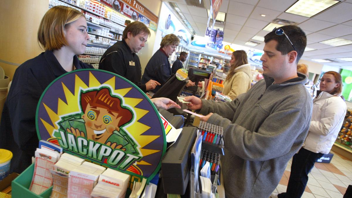 un barbat a castigat un jackpot de 1 8 miliarde de dolari in ajun de craciun premiul e al doilea in topul celor mai mari din istorie