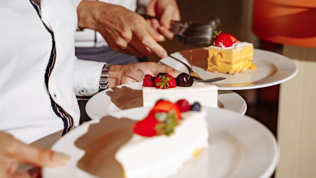 Un bărbat a fost concediat pentru că le-a adus colegilor prăjituri de ziua lui. A dat în judecată firma și a primit despăgubiri uriașe