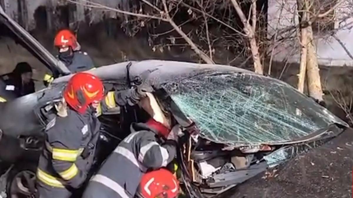 accident grav in a doua zi de craciun pe un drum din bistrita nasaud doi oameni au murit iar al treilea este in stare critica