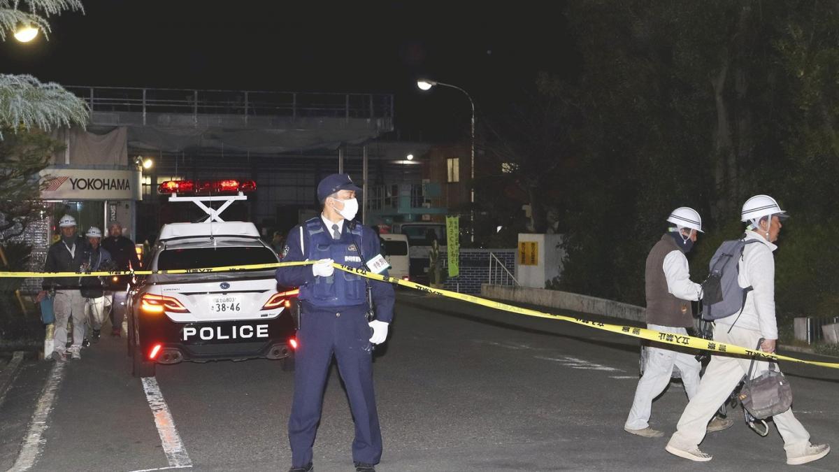 atac violent la o fabrica din japonia un barbat a injunghiat mai multi oameni si a aruncat cu un lichid necunoscut asupra altora