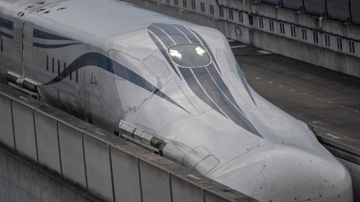 china a doborat recordul de viteza pentru trenurile cu levitatie magnetica vehiculul de o tona a prins 700 km h in doar doua secunde