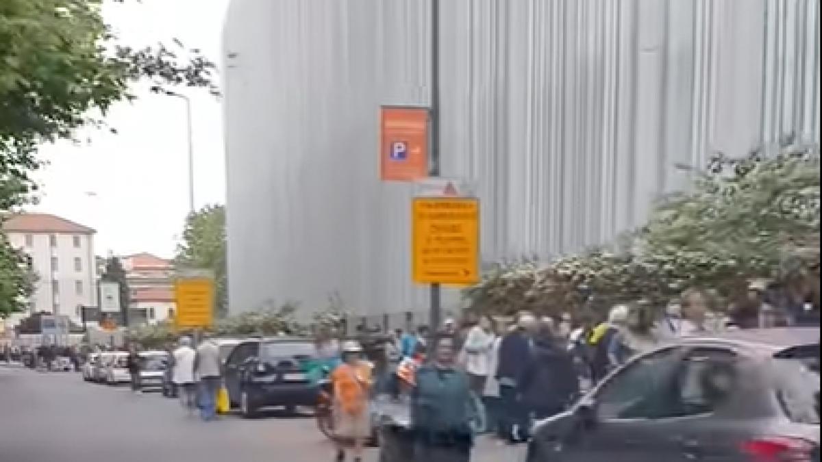 cozile saraciei la milano 5 000 de oameni au asteptat ore in sir de craciun pentru un pachet cu mancare si cadouri pentru copii