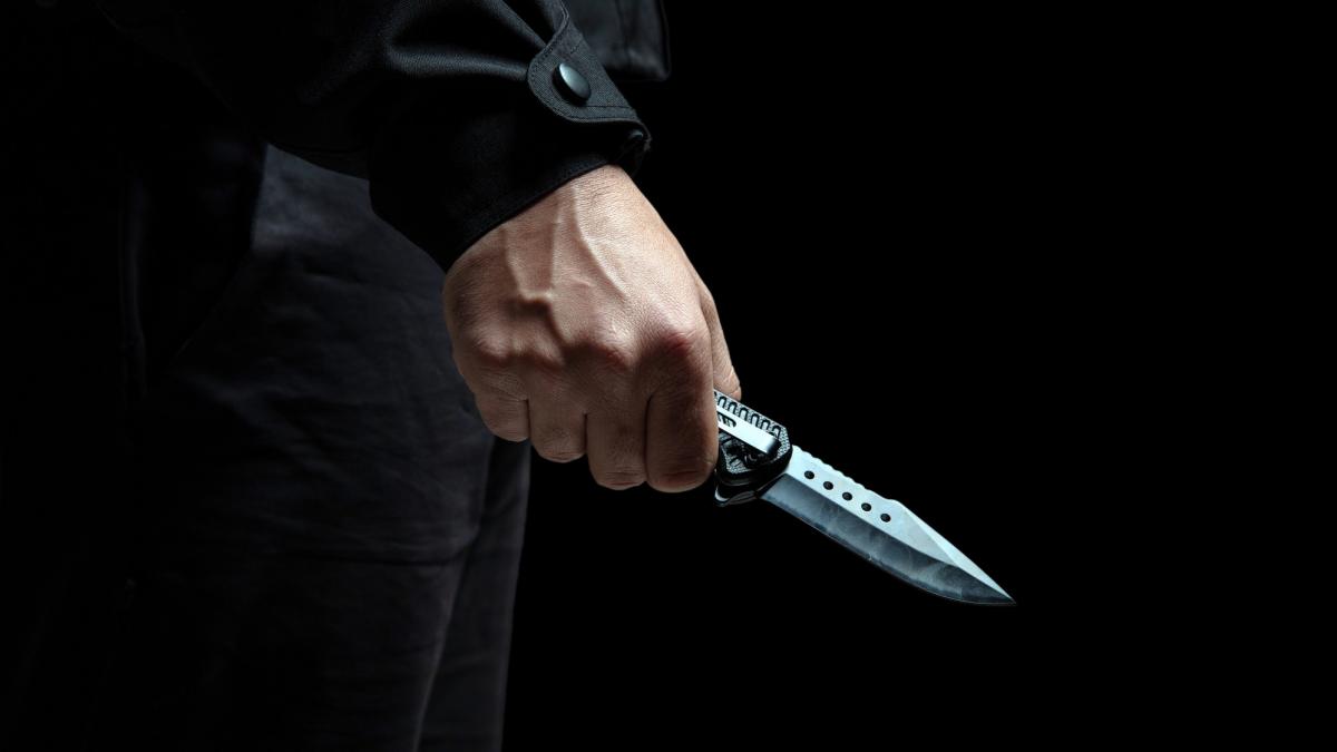 crima socanta in ziua de craciun un barbat si ar fi injunghiat bunicul de zeci de ori familia avea ordin de protectie impotriva lui