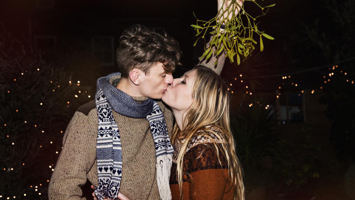 Ne sărutăm sub el de Anul Nou, dar nu știm ce poate. Vâscul este parazit, specie-cheie și aliat în lupta cu cancerul