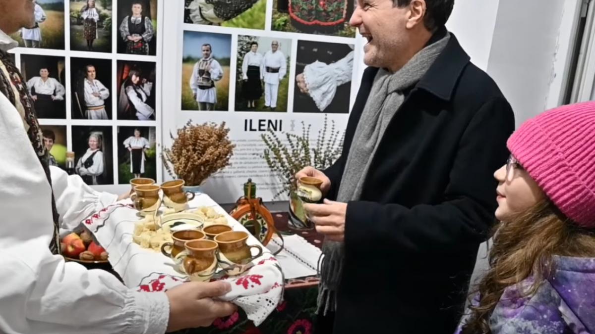 Nicușor Dan și fiica lui s-au dus să viziteze muzeul din Ileni. Oamenii i-au colindat: „Foaie verde de trifoi/ Președintele-i la noi”