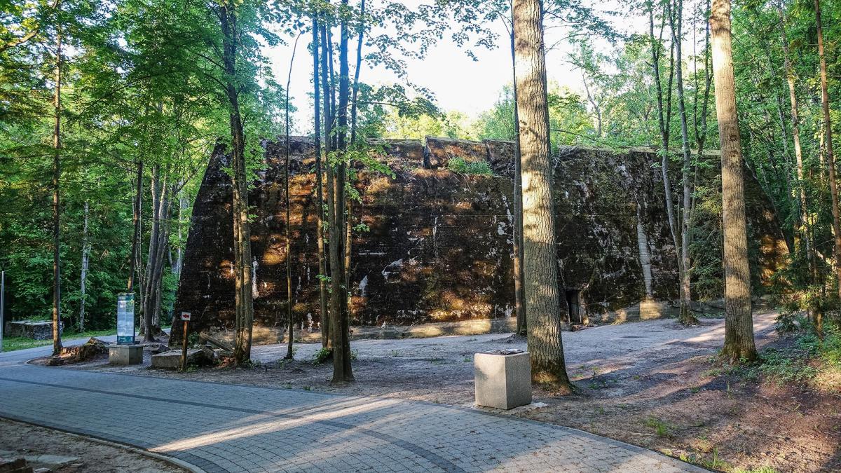 in barlogul lupului locul din care hitler a condus razboiul impotriva rusiei buncarele ascunse in padure inca pot fi vizitate