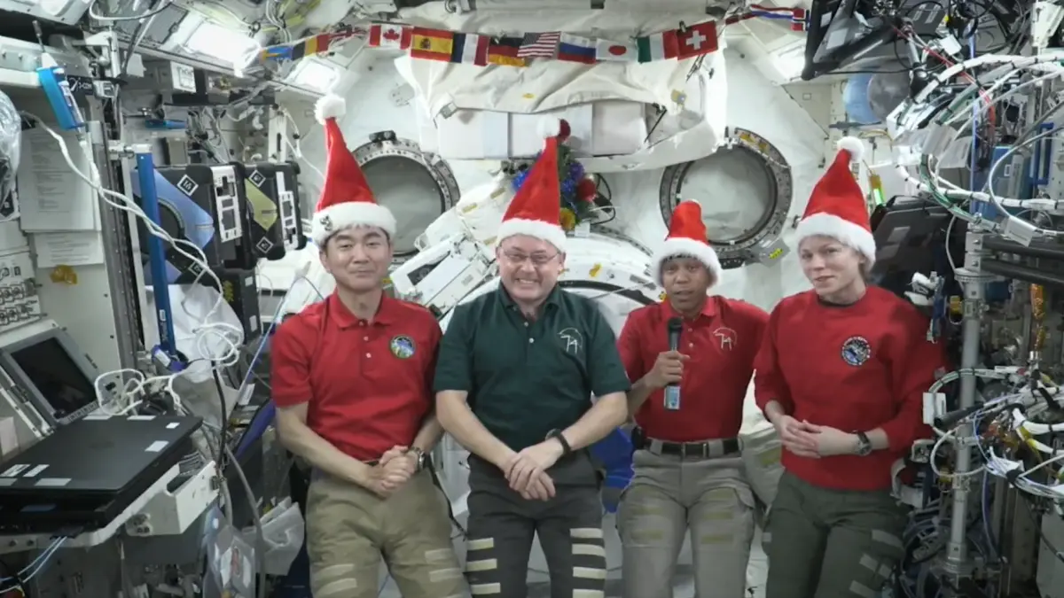 mos craciun a ajuns la bordul statiei spatiale explicatia astronautilor orbitam la o altitudine mai mare decat zboara mosul