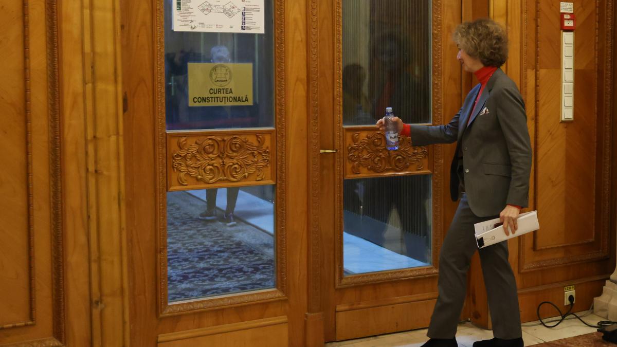 Culisele ședinței cu scandal de la CCR. De ce au ieșit din sală cei 4 judecători propuși de PSD