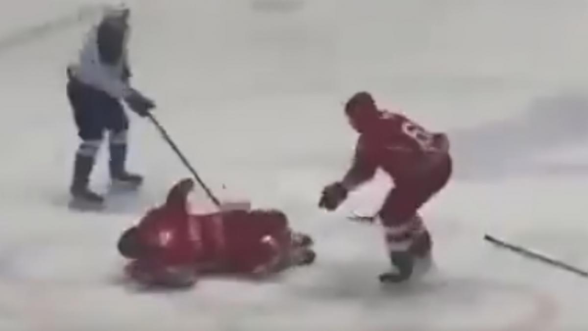 momentul in care aleksandr lukasenko este impins si cade pe gheata in timpul unui meci de hochei