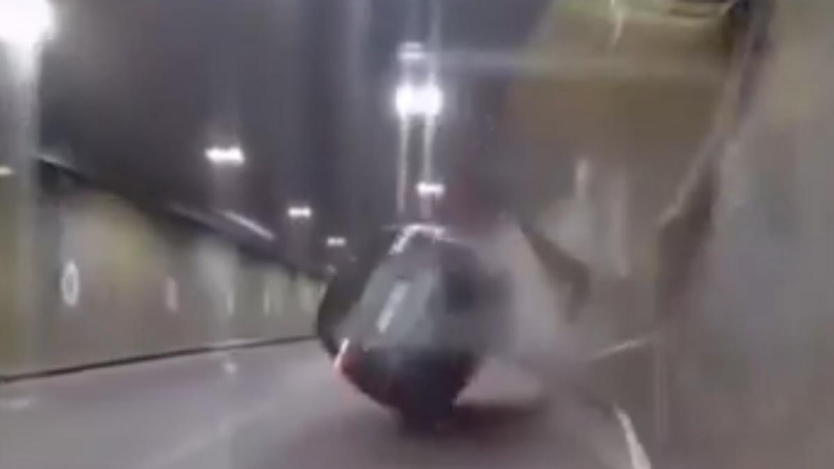 imagini cu momentul in care o masina intra in perete si este la un pas sa se rastoarne in pasajul unirii din bucuresti