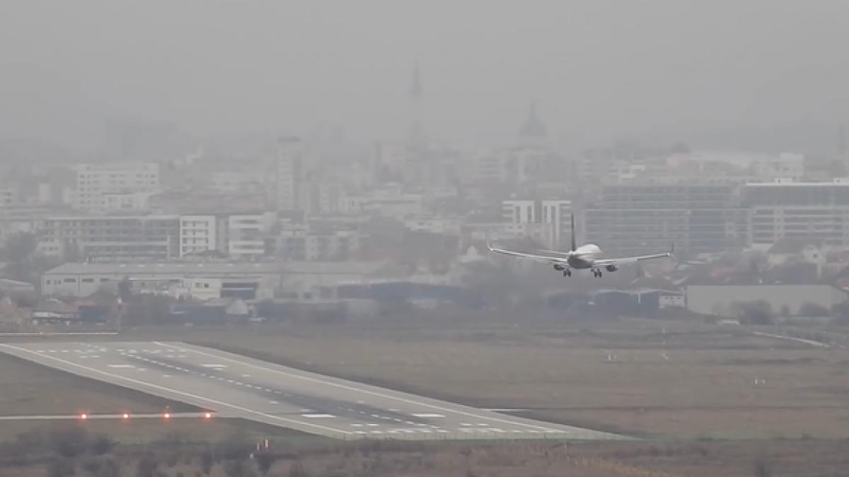 imagini uluitoare de pe aeroportul din cluj pilotii au folosit tehnica crabbing pentru a ateriza avioanele pe un vant de 90 de km h