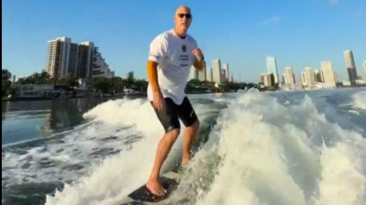 un clip sfidator a fost postat de negociatorul sef al lui putin cu trump kirill dmitriev a aratat cum a facut surf la miami