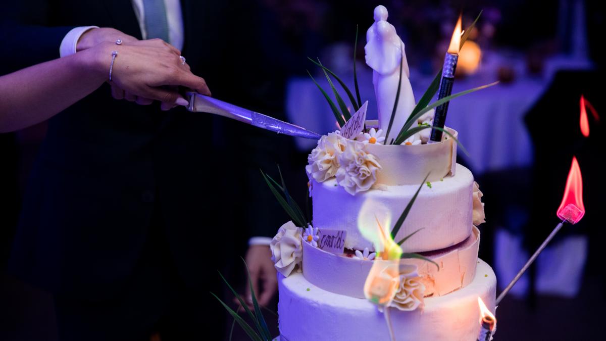 tort de nunta cu artificii si cei doi miri care il taie