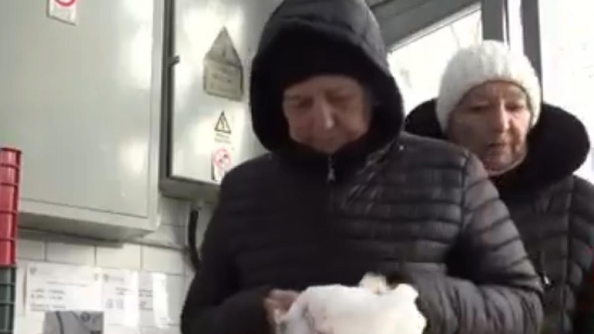 coada la cantina sociala pentru ca oamenii sa primeasca o masa calda si alimente noi pensionarii nu ne am descurca