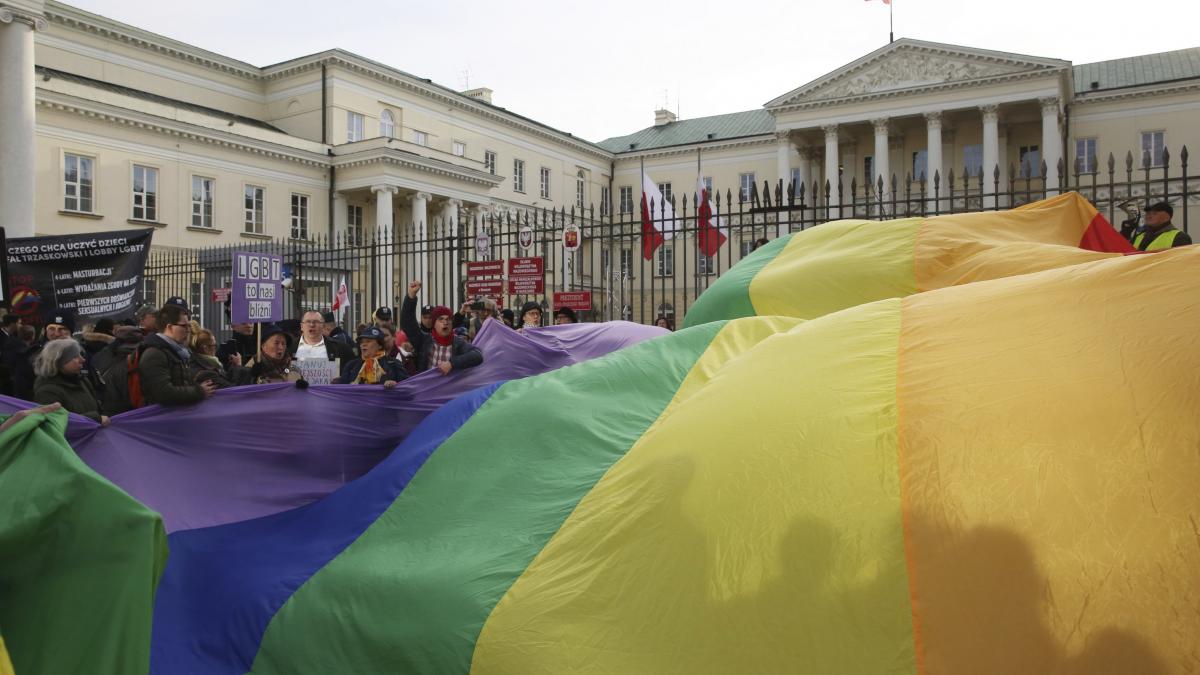 guvernul poloniei a adoptat un proiect prin care se pot incheia contracte de coabitare in cupluri indiferent de orientarea sexuala