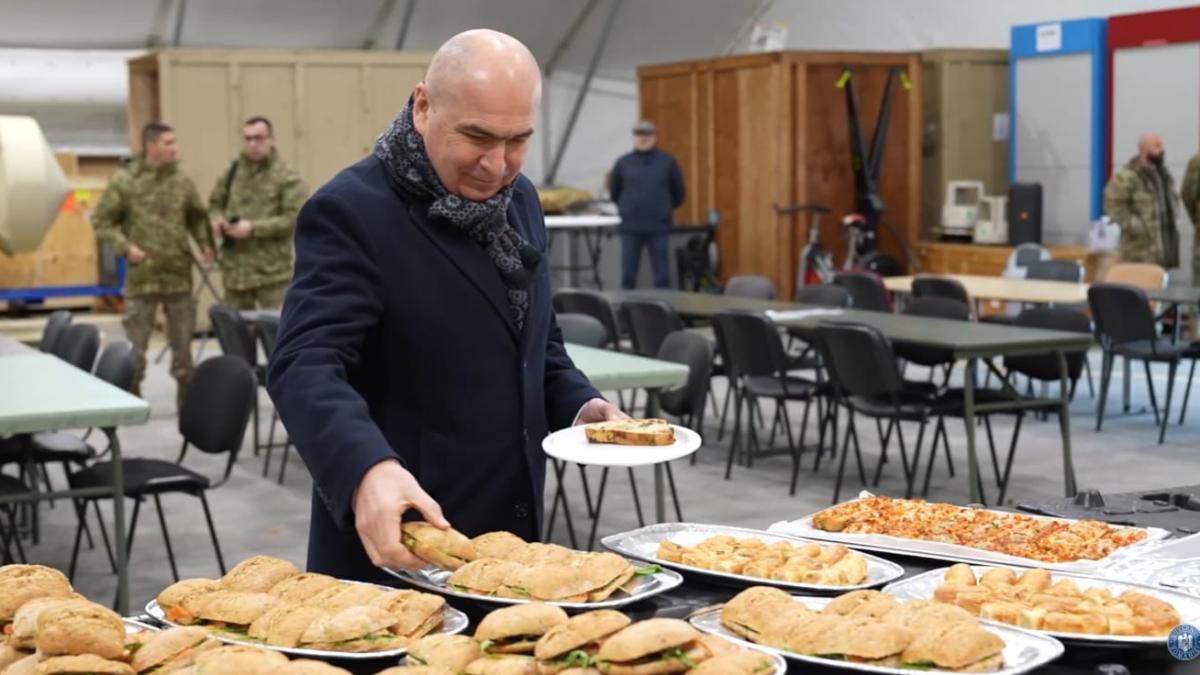 imagini cu ilie bolojan la popota cu soldatii nato la baza de la campia turzii