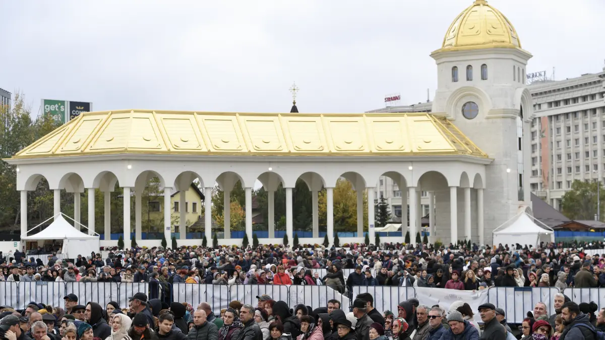 programul slujbei de boboteaza de la catedrala patriarhala vor fi distribuiti 10 000 de litri de agheasma