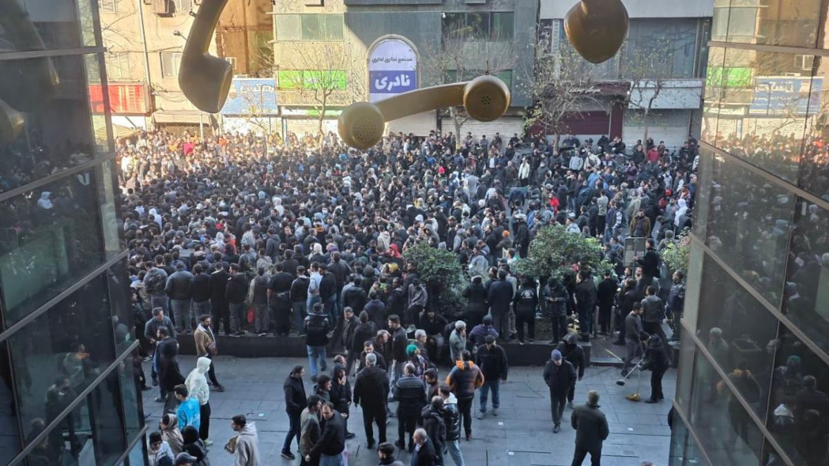 proteste de amploare au loc in iran dupa prabusirea monedei nationale comerciantii au avut un rol si in revolutia islamica din 1979