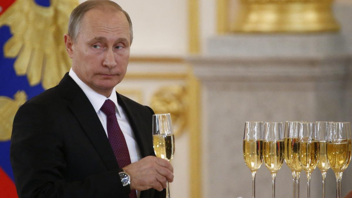 vladimir putin tine un pahar de sampanie in mana la kremlin