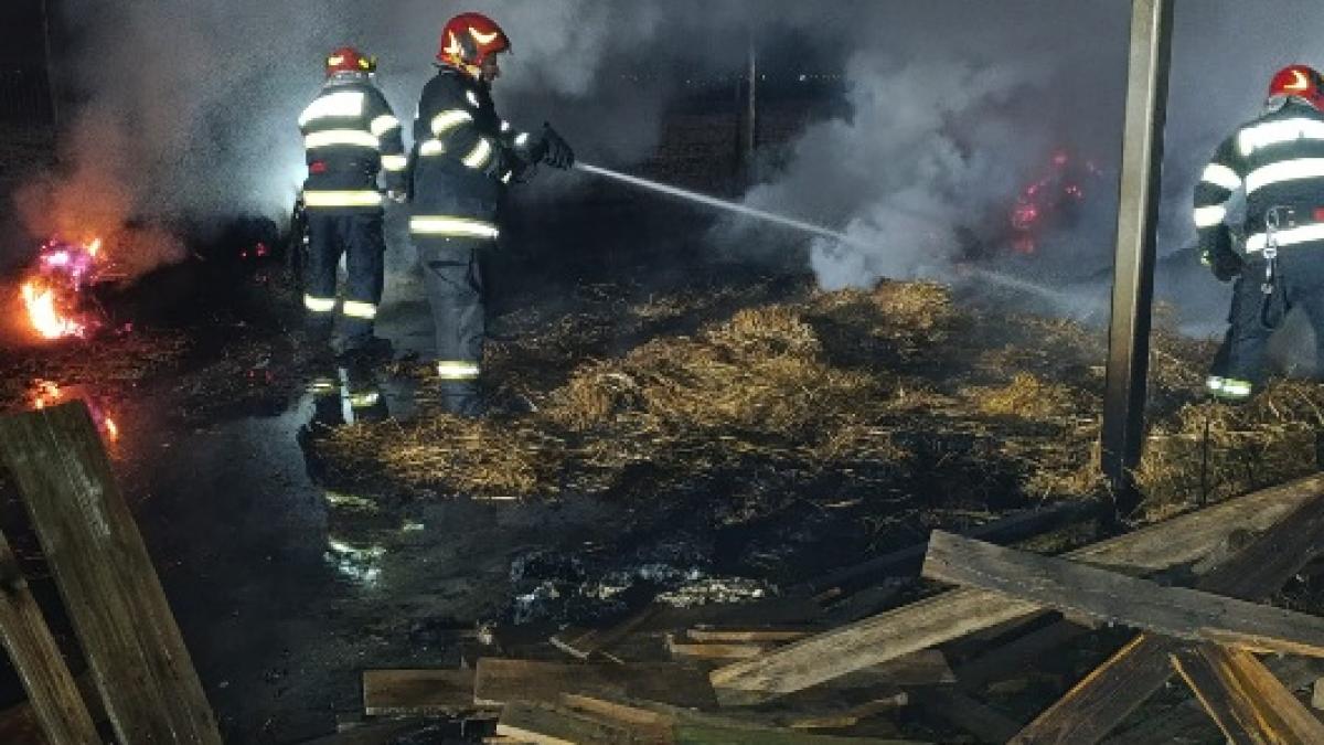 un incendiu puternic a izbucnit la o hala din judetul arges focul se manifesta pe aproximativ 500 de metri patrati